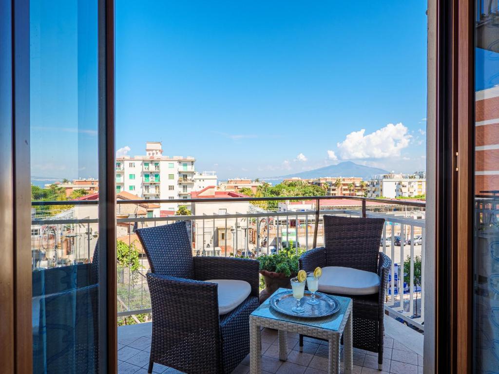 balcone con tavolo, sedie e vista di ARANCI 67 - convenient apartment in Sorrento centre a Sorrento