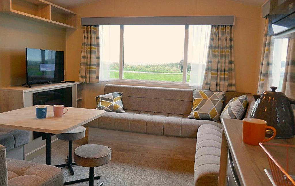 TV a/nebo společenská místnost v ubytování Plot 8 Lakeside Cabin, Wyldecrest, Millom