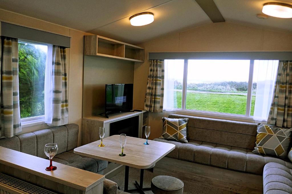 TV a/nebo společenská místnost v ubytování Plot 8 Lakeside Cabin, Wyldecrest, Millom