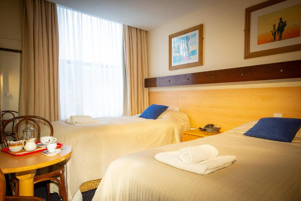 Postel nebo postele na pokoji v ubytování Ashley Hotel