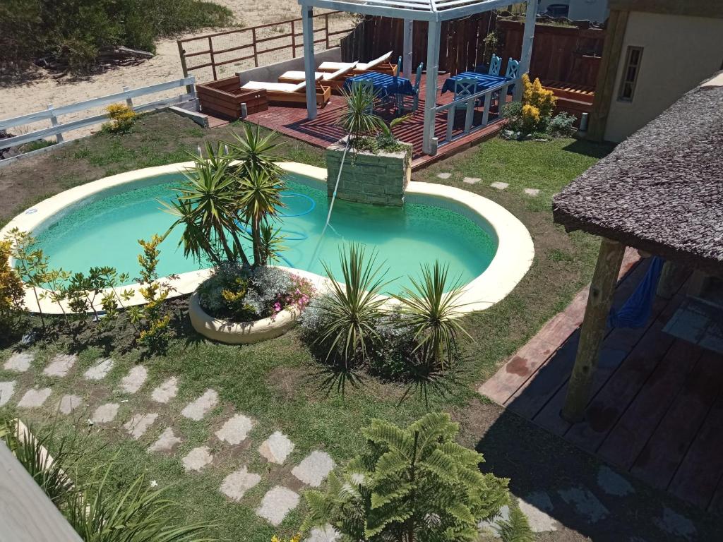 una pequeña piscina con plantas en un patio en Kenzho Apart. del Diablo, en Punta del Diablo