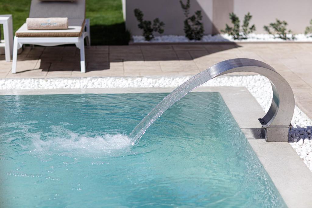 Bazén v ubytování Koin Villa Sunrise, with Heated Pool & Whirlpool nebo v jeho okolí