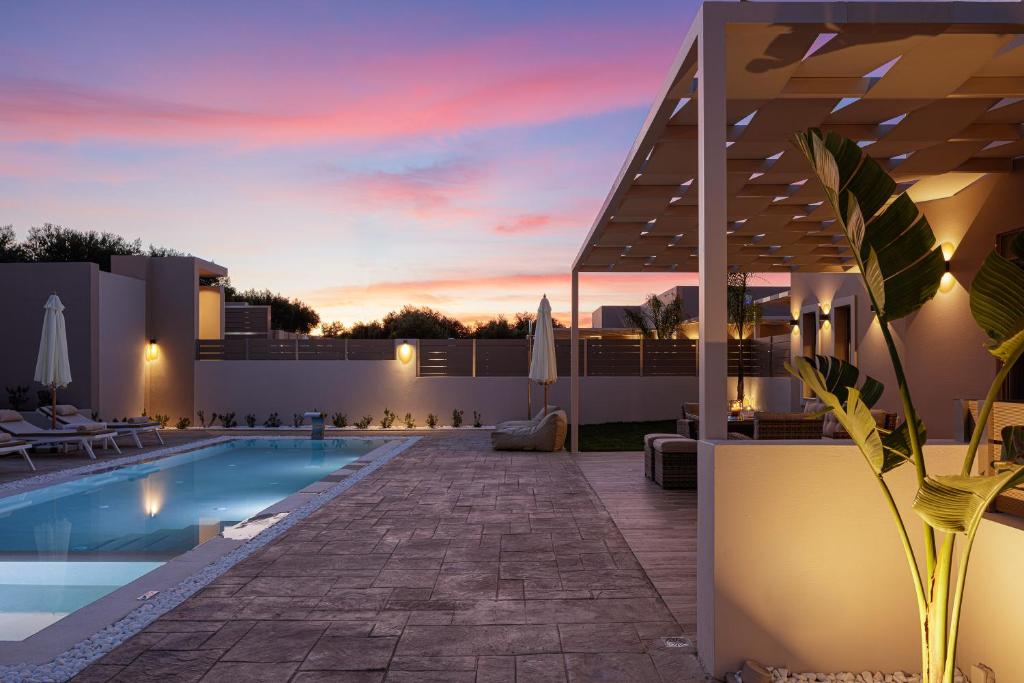 Bazén v ubytování Koin Villa Sunrise, with Heated Pool & Whirlpool nebo v jeho okolí