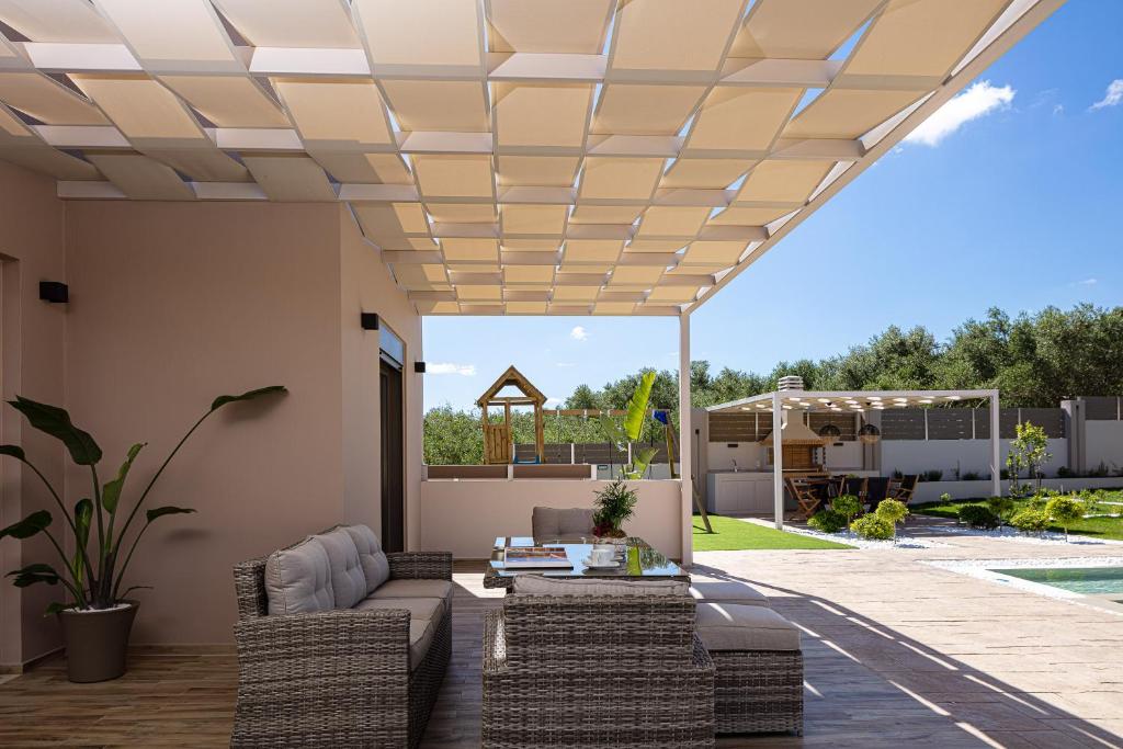 Posezení v ubytování Koin Villa Sunrise, with Heated Pool & Whirlpool