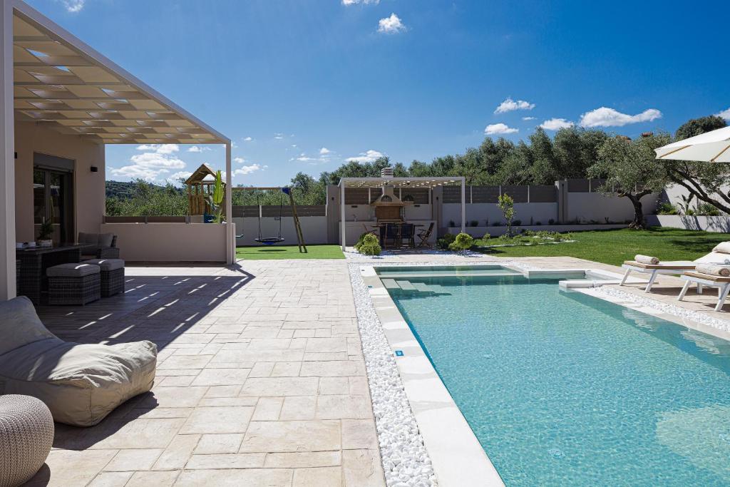 Bazén v ubytování Koin Villa Sunrise, with Heated Pool & Whirlpool nebo v jeho okolí