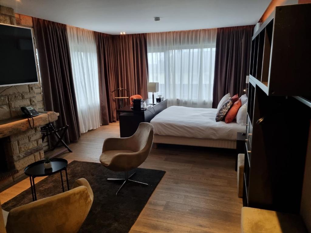 a hotel room with a bed and a tv at Skol l'Original in Luxembourg