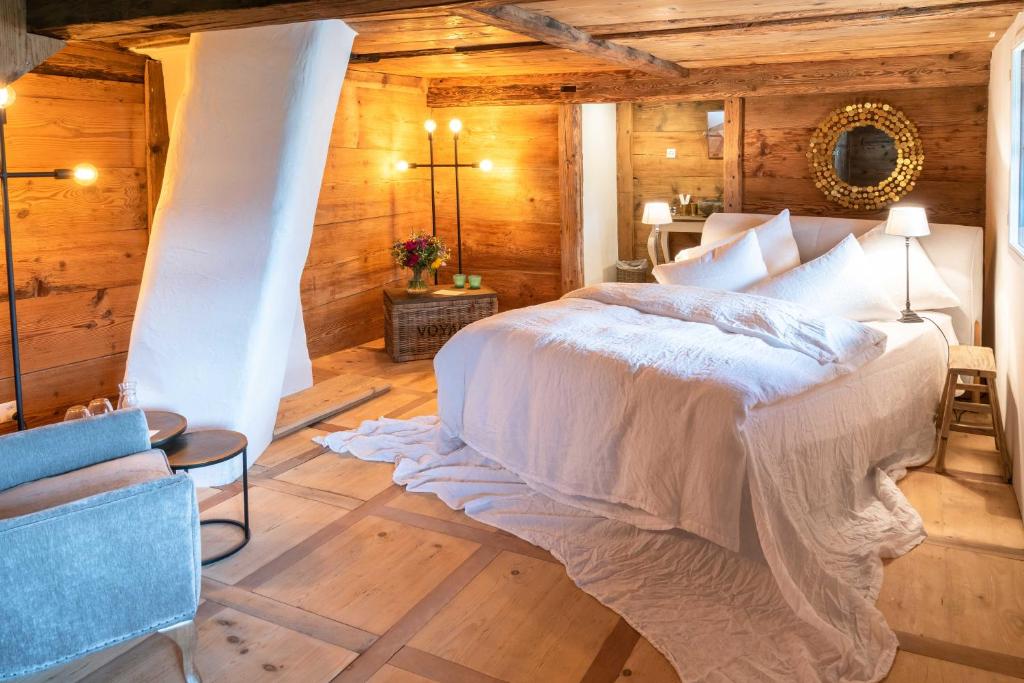 een slaapkamer met een bed en een houten muur bij Keiser`s Kammer in Meisterschwanden