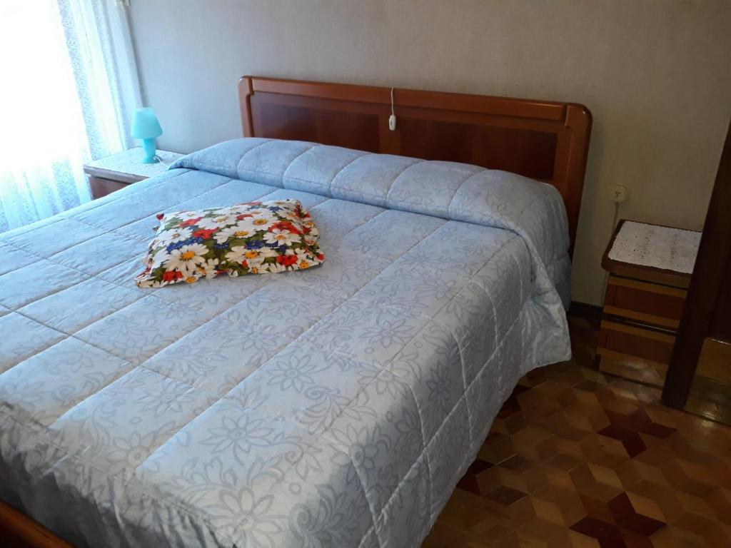 ein Bett mit zwei Kissen darauf in einem Schlafzimmer in der Unterkunft Appartamento al 2° Piano in Saint Vincent