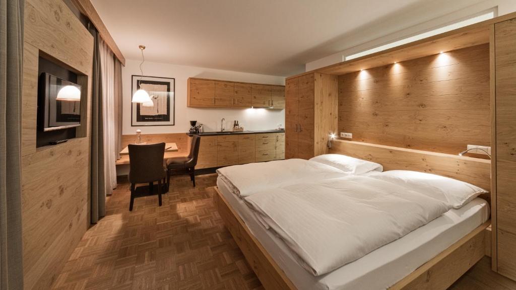 Postel nebo postele na pokoji v ubytování ALMA mountain residence