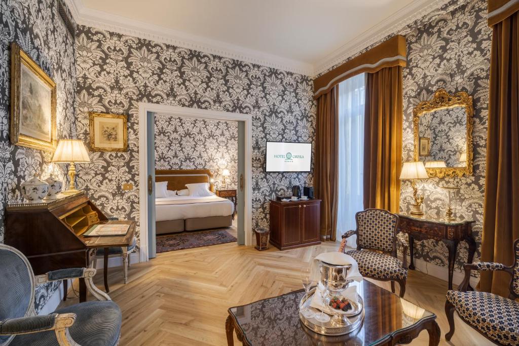Relais & Châteaux Hotel Orfila في مدريد: غرفة بسرير وطاولة