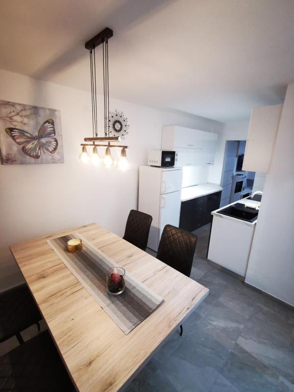 una cucina con tavolo in legno in una camera di Ema Studio Apartman a Karlovac