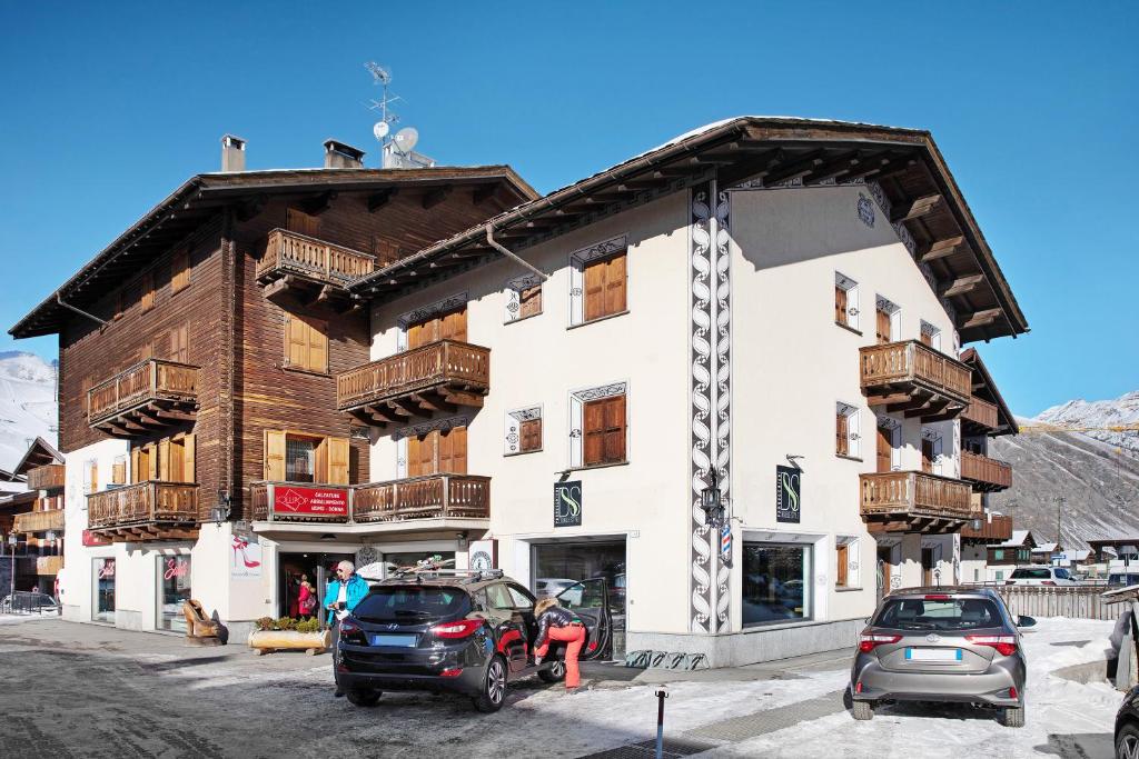a building with cars parked in front of it at Chalet Meridiana Appartamento 7 in Livigno