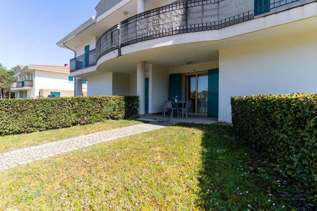 Сад в Summer Time Family Resort