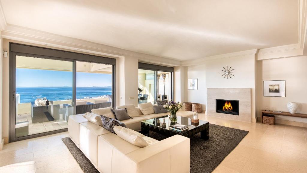 9052 - SUPERB PENTHOUSE WITH PRIVATE JACUZZI, Marbella ...