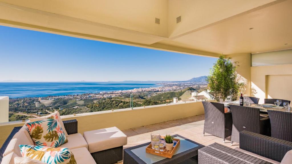 9052 - SUPERB PENTHOUSE WITH PRIVATE JACUZZI, Marbella ...