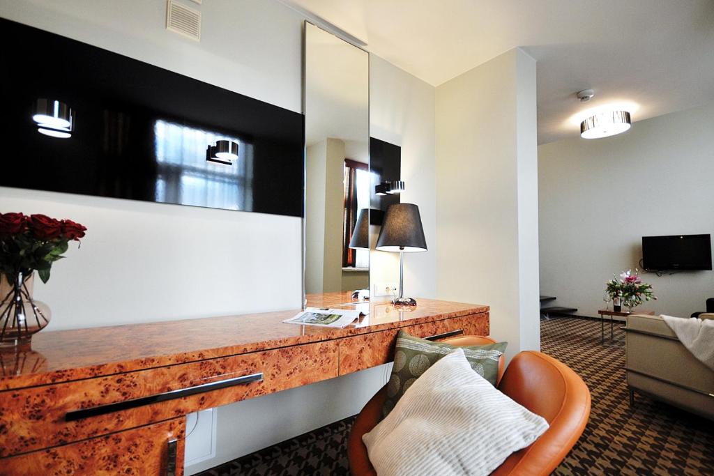 Televízia a/alebo spoločenská miestnosť v ubytovaní 423 w ROYAL TULIP SAND 200 m plaża DOBRUK APARTAMENTY