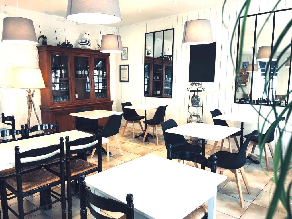 Gallery image of Hôtel Restaurant Le Galet Bleu in Fouras