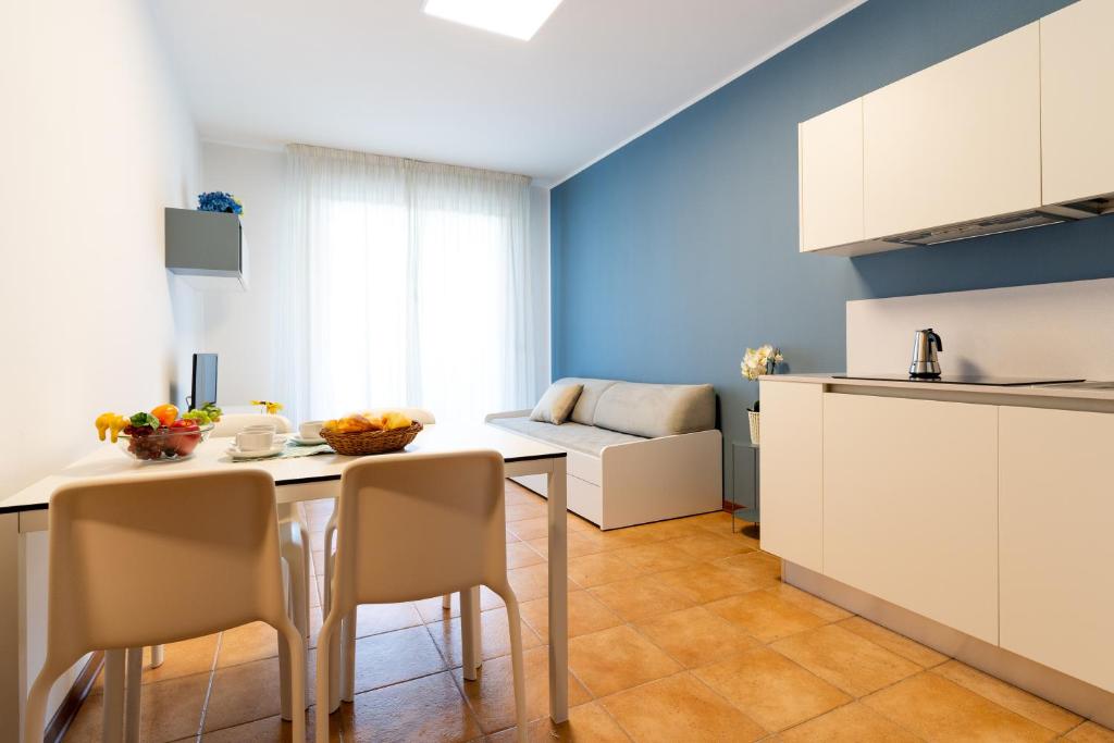 Кухня или мини-кухня в Summer Time Family Resort
