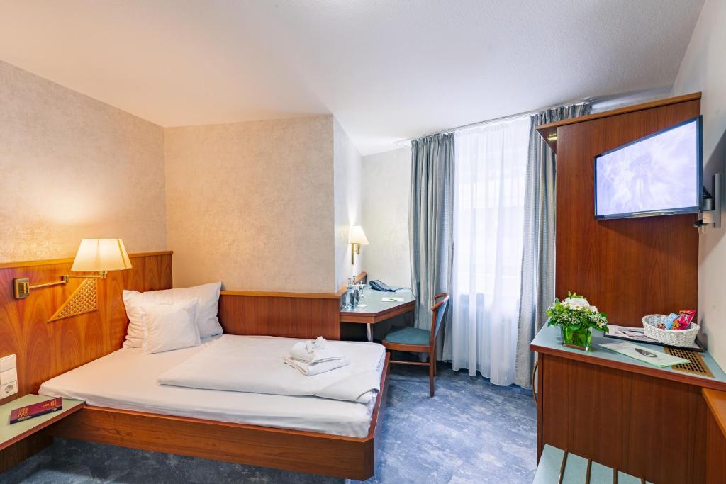 Postel nebo postele na pokoji v ubytování Hotel Wartburg