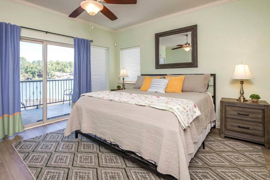 Foto da galeria de Beautiful Lakefront Condo 2 En Suite BRs em Hot Springs