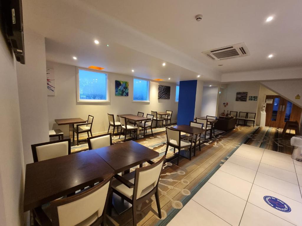 Posezení v ubytování Holiday Inn Express Wakefield by IHG