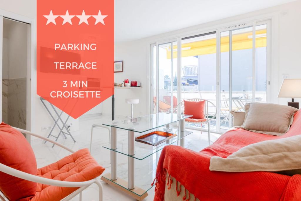 - un salon avec des chaises rouges et une table en verre dans l'établissement Luxurious 2-room Apartment in Palm Beach, à Cannes