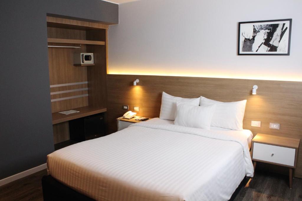 Кровать или кровати в номере Habitat Hotel