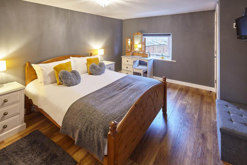Un dormitorio con una cama grande y una ventana en Host & Stay - Abbey Heights, en Whitby