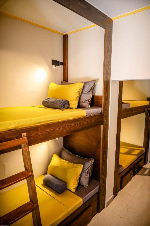 Postel nebo postele na pokoji v ubytování Banana Bunks Kandy