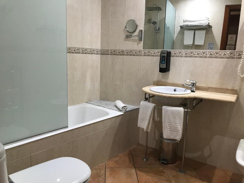 Koupelna v ubytování Hotel-Restaurante La Quadra