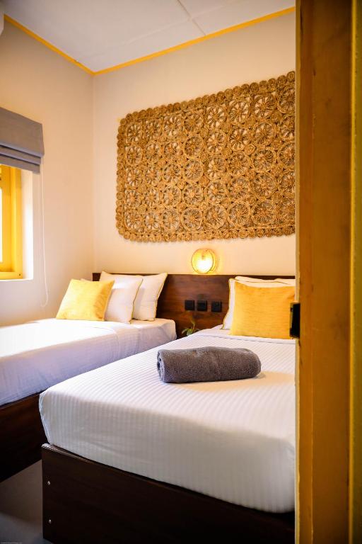 Postel nebo postele na pokoji v ubytování Banana Bunks Kandy