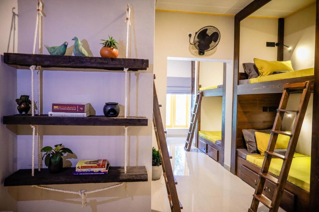Palanda nebo palandy na pokoji v ubytování Banana Bunks Kandy