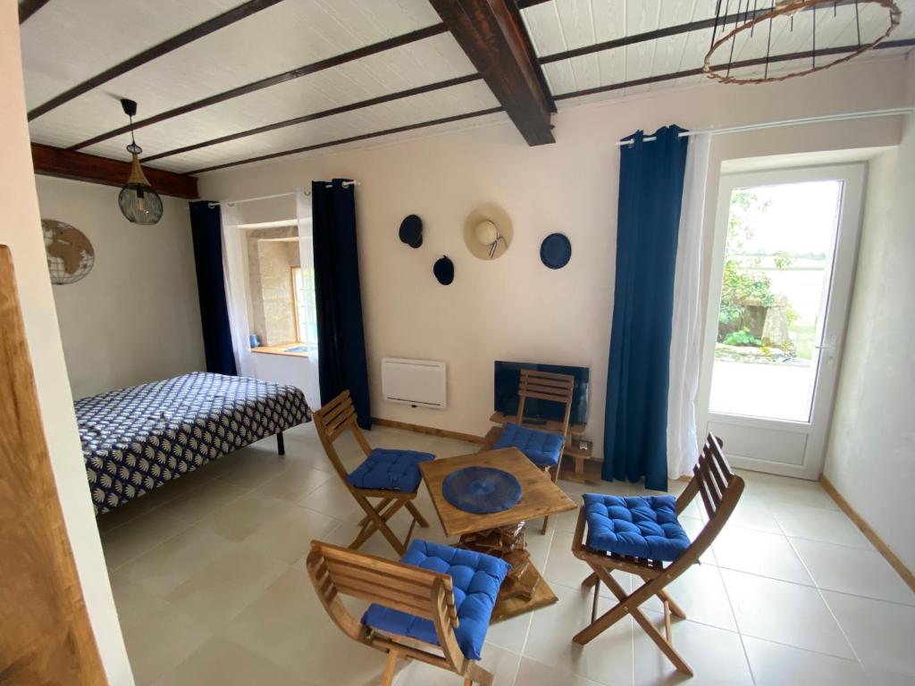 Postel nebo postele na pokoji v ubytování L'Anagramme, chambres, table d'hôtes et gîte pour adultes, naturistes ou non !