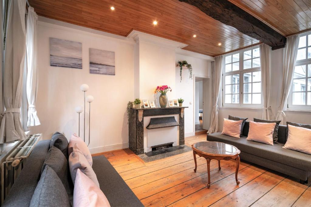 ein Wohnzimmer mit einem Sofa und einem Tisch in der Unterkunft The Capital Street Lodge in Antwerpen