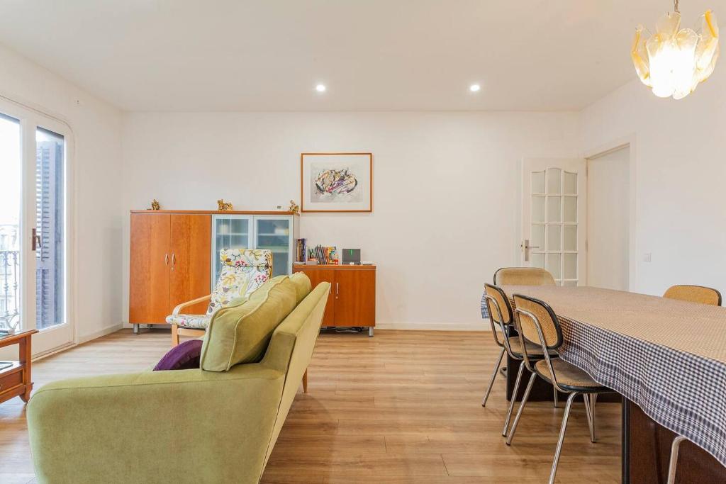 Beautiful 5-Bed Apartment in Barcelona (ESP Barselona ...