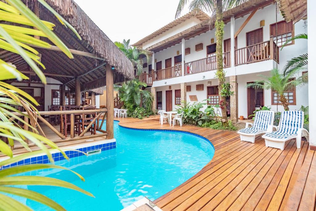 un complejo con piscina y un edificio en Pousada Laguna Blue, en Paraty