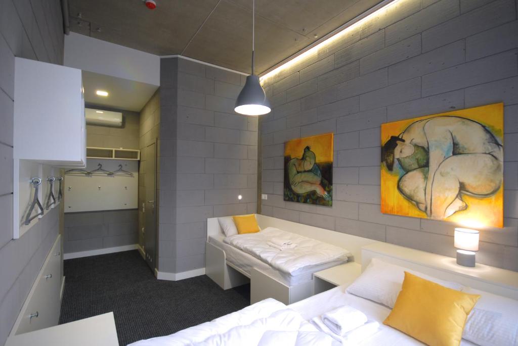 Postel nebo postele na pokoji v ubytování Cubby Hotel