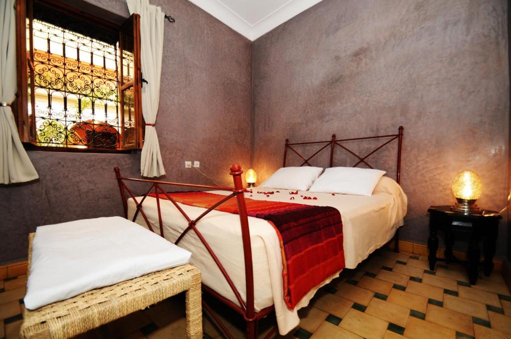 1 dormitorio con cama y ventana en Riad Hadda, en Marrakech