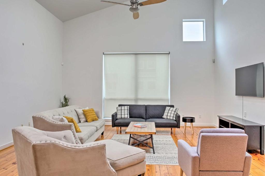 ein Wohnzimmer mit 2 Sofas und einem Flachbild-TV in der Unterkunft Modern Houston Townhome 5 Miles to Downtown! in Houston