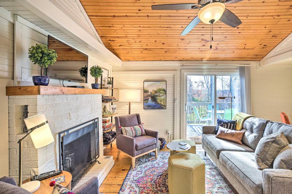 ein Wohnzimmer mit einem Sofa und einem Kamin in der Unterkunft Sunny Hill Cottage Dry Ridge Escape with Deck! in Dry Ridge