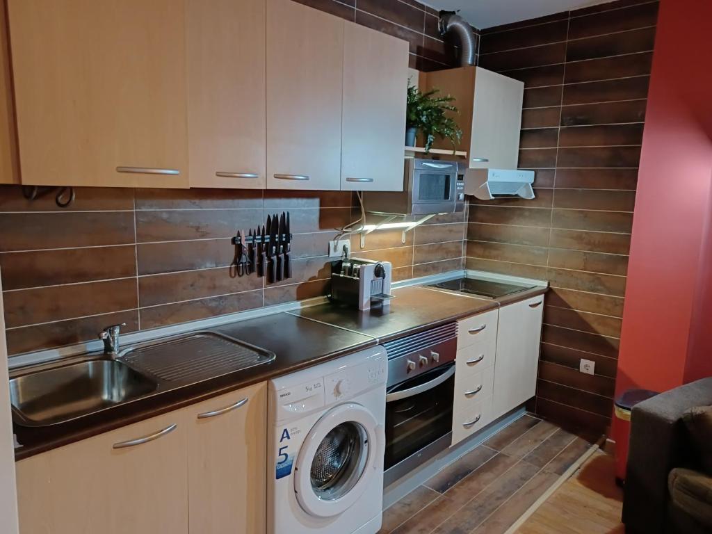Kuchyňa alebo kuchynka v ubytovaní PRECIOSO APARTAMENTO con TERRAZA y PISCINA
