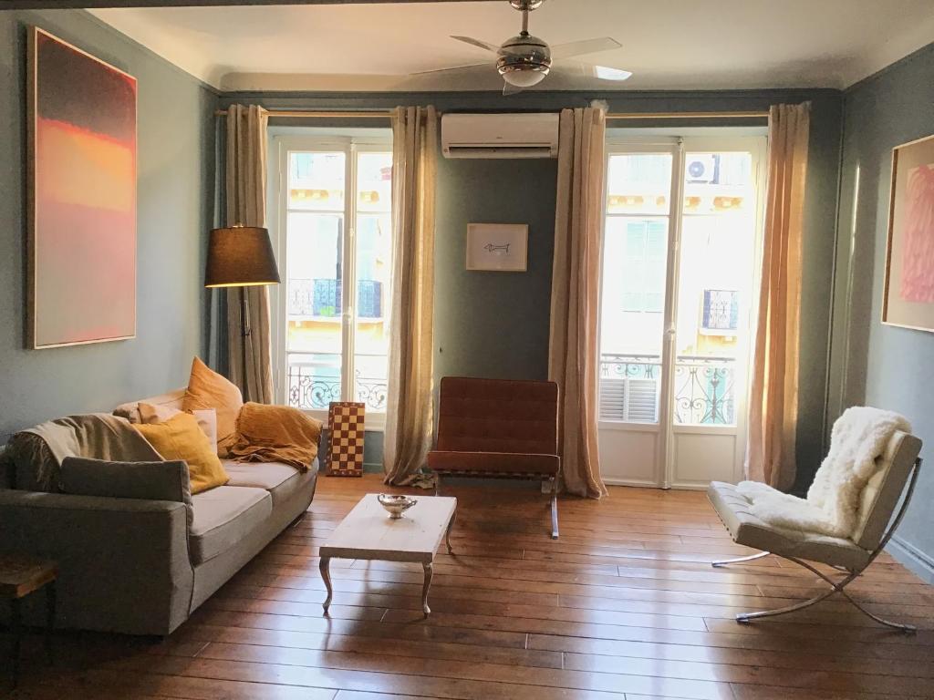 O zonă de relaxare la Modern, traditional , bright and stylish appartement