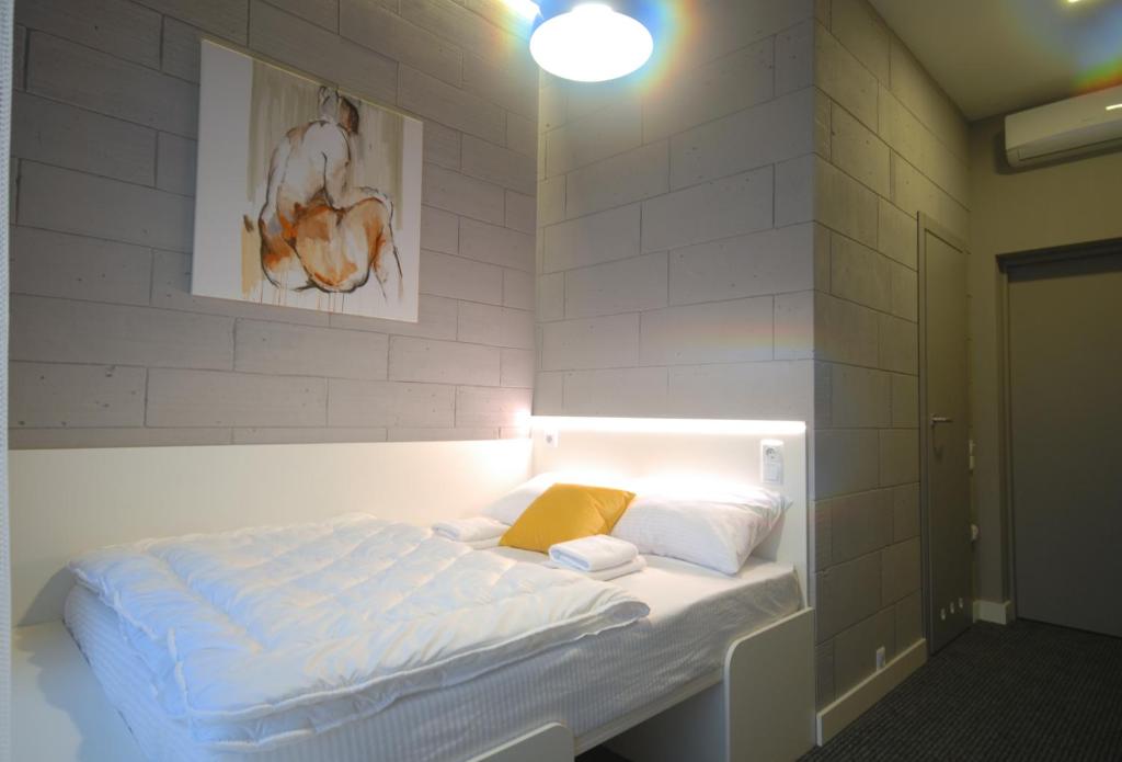 Postel nebo postele na pokoji v ubytování Cubby Hotel