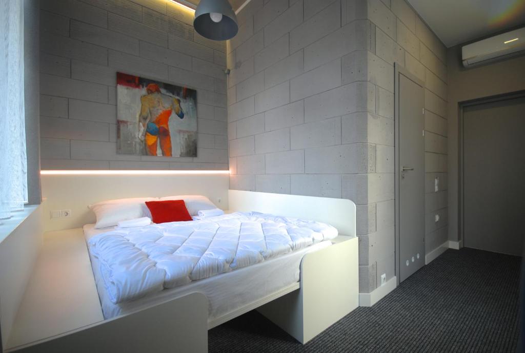 Postel nebo postele na pokoji v ubytování Cubby Hotel