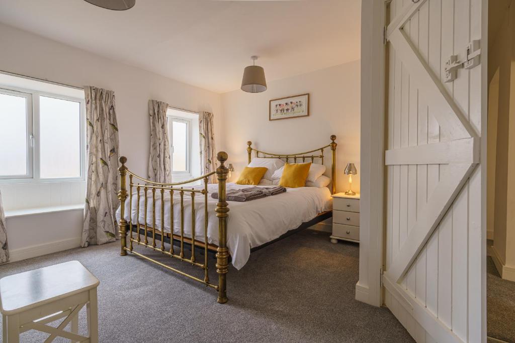 Un pat sau paturi într-o cameră la Private deck with newly refurbished flat attached!