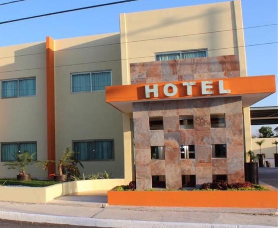 um hotel com uma placa na frente em Hotel Taxaha em Candelaria
