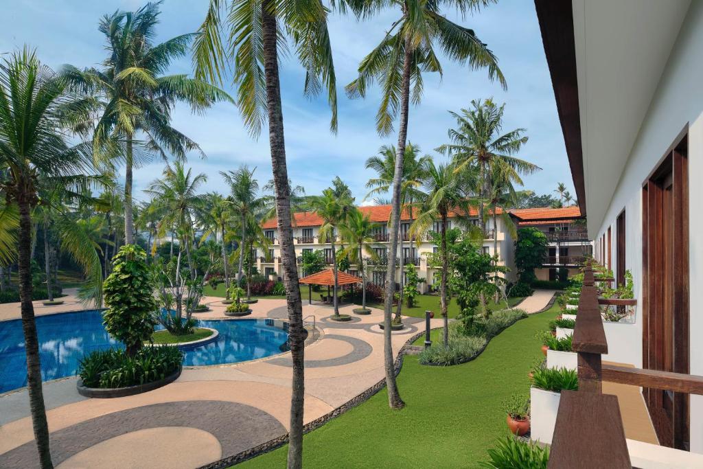 Bazén v ubytování AKAR Hotels & Resort Lampung nebo v jeho okolí