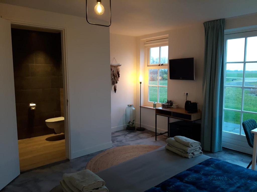 TV a/nebo společenská místnost v ubytování Bed no breakfast de Kapitein