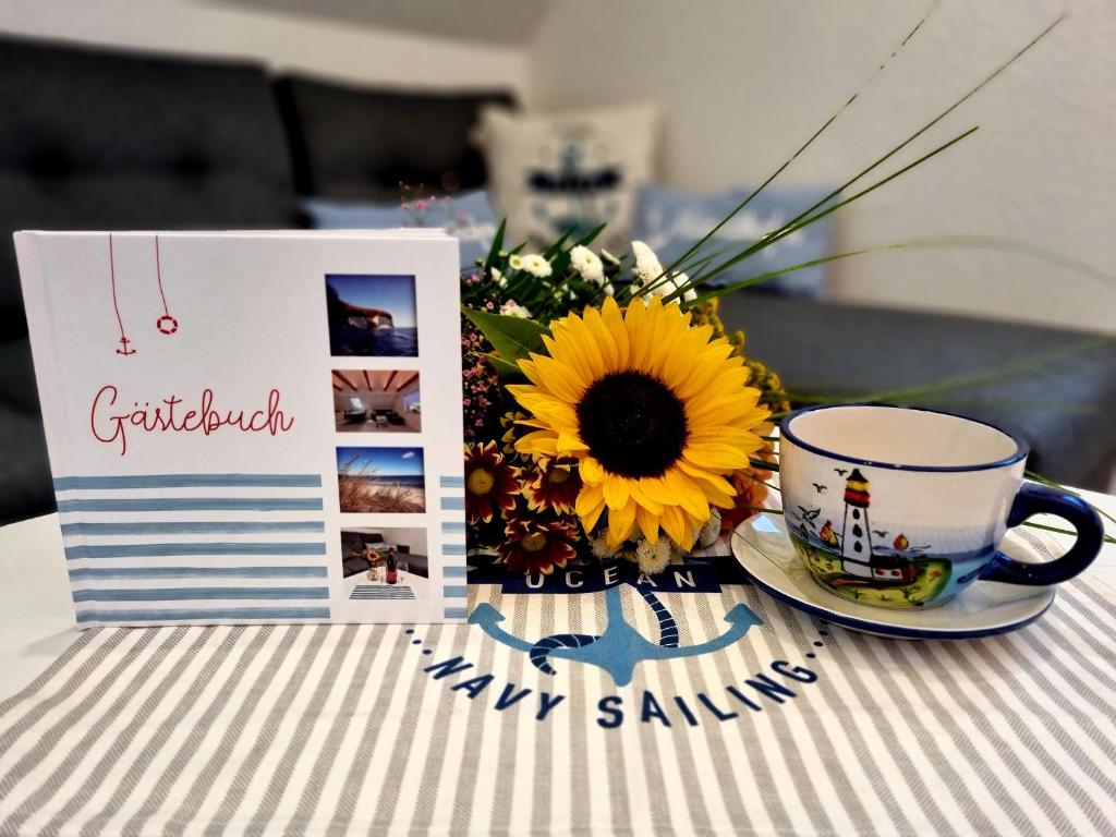una mesa con una taza de café y un ramo de flores en Ferienwohnung Brunnenaue, en Sagard