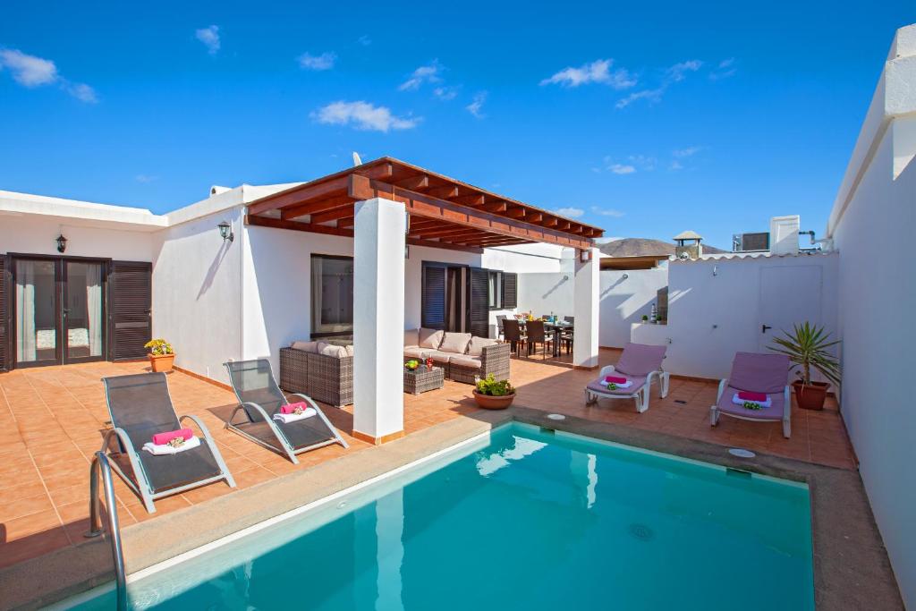 une maison avec une piscine et une terrasse dans l'établissement Villa Jesús Lanzarote-Papagayo, à Yaiza